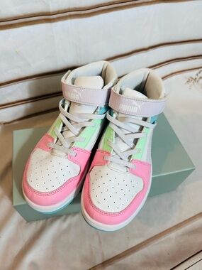 Girls Puma Kids High-Top Sneakers in White, Pink, Mint